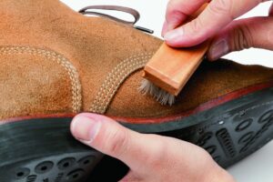 「汚れ」と「味」は別物！ スウェード靴の正しいお手入れ方法で汚れ取り。
