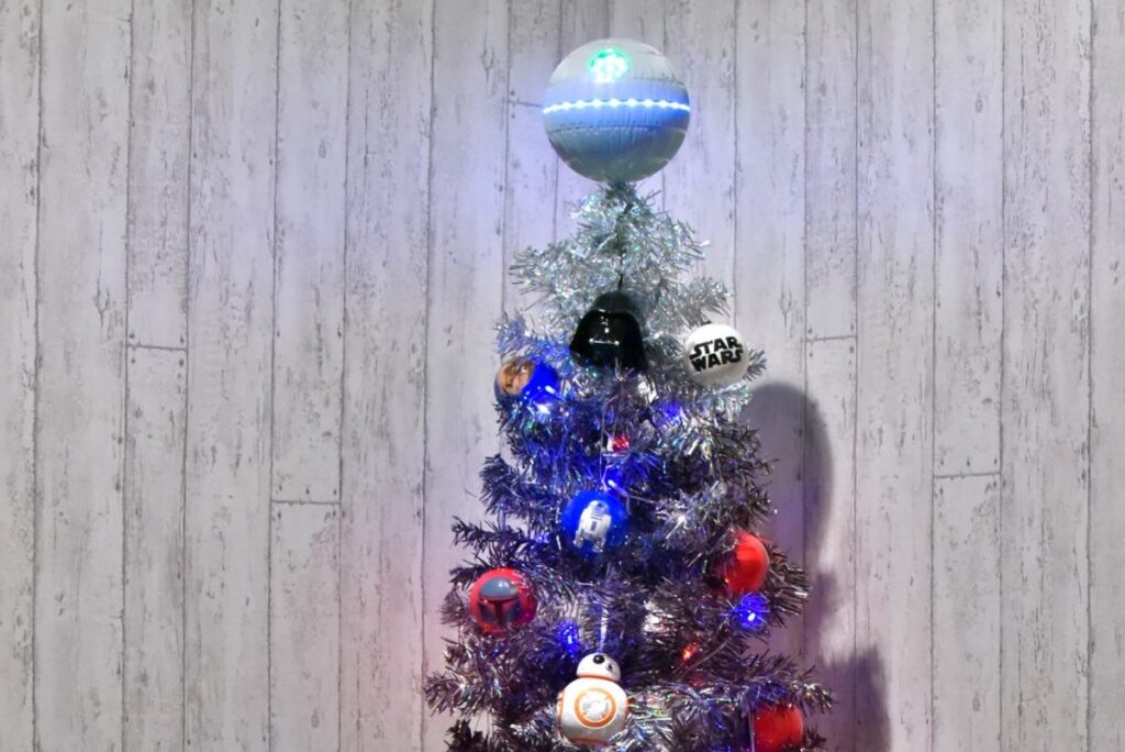 スター・ウォーズファンの心をくすぐる、極上のクリスマスツリー発見！│Dig-it [ディグ・イット]