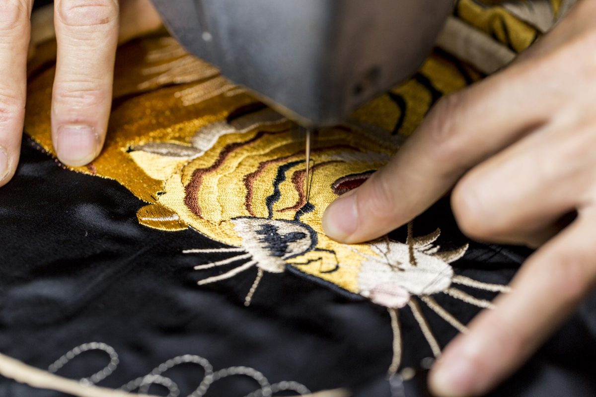 スカジャン」とは? メンズなら知っておきたい、由来、刺繍の意味から