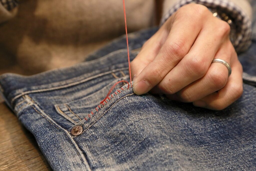 穴の開いたジーンズを、自分でおしゃれにリペア（修理・補修）する方法。