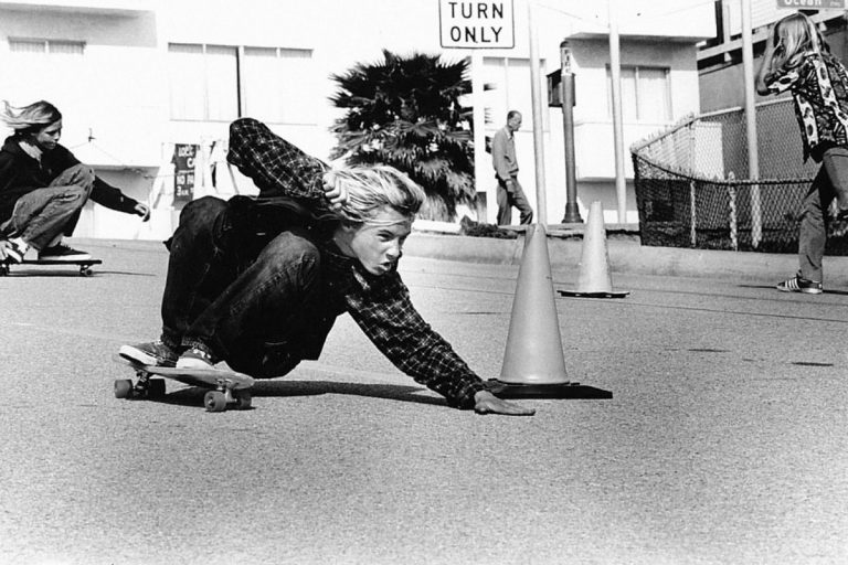 知らずに乗れない！ DOGTOWNから始まるスケートボード文化史。 | Dig