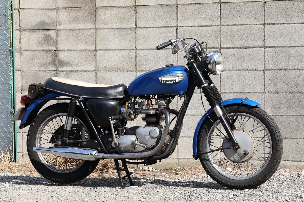 ヴィンテージトライアンフ　ガソリンタンク　オイルインフレーム　triumph