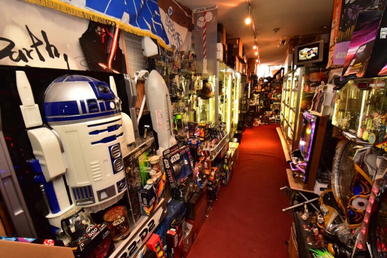 世界中からコレクターが集まる！スターウォーズ専門店「STAR CASE」に潜入！│Dig-it [ディグ・イット]