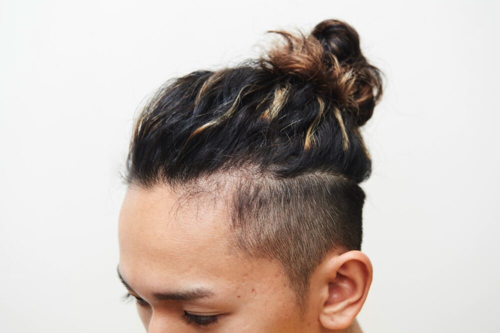 マンバンヘアからロン毛まで 下ろしても結わいてもキマる髪型6選 ヘアアレンジ術も教えます 22年版男性ヘアカタログ Dig It ディグ イット