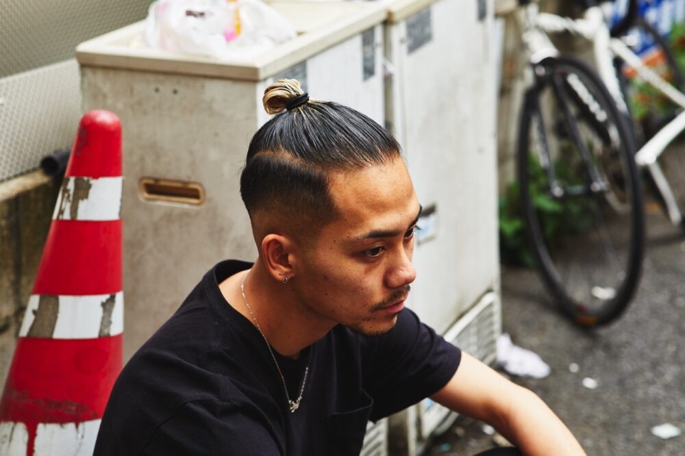 マンバンヘアからロン毛まで 下ろしても結わいてもキマる髪型6選 ヘアアレンジ術も教えます 22年版男性ヘアカタログ Dig It ディグ イット