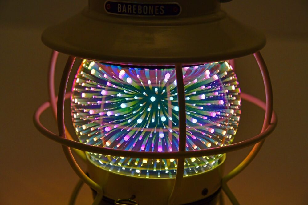 灯りのまにまにボンヤリ過ごす。 「BAREBONES」のRAILROAD LANTERN LED 