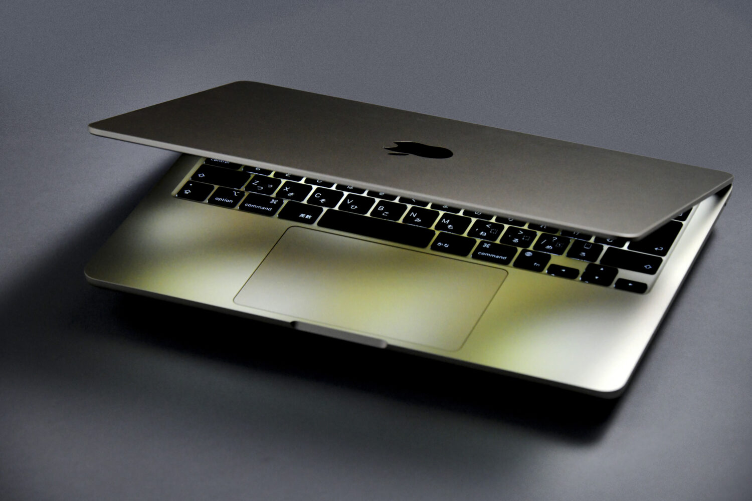 薄く、美しく、静かで、パワフル。M2 MacBook Airは、新世代Macを牽引