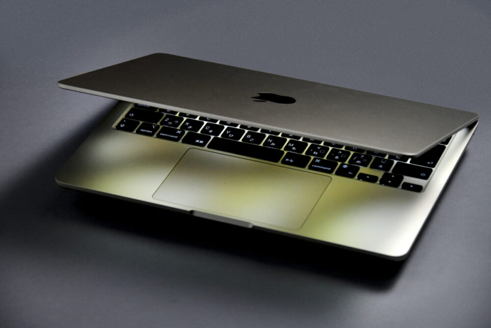 薄く、美しく、静かで、パワフル。M2 MacBook Airは、新世代Macを牽引する