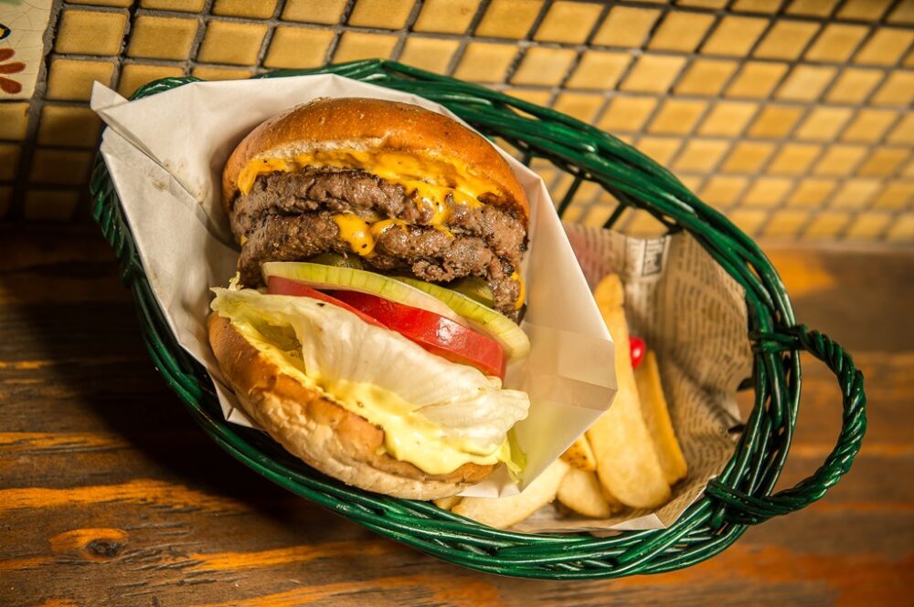 東京・幡ヶ谷の「チェスガーデン」では、炭火焼にこだわったハンバーガーが食べられる。