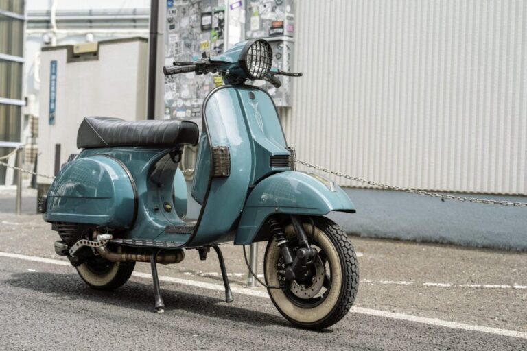 都会の喧騒を軽快に走り抜けるための選択肢であるVespa（ベスパ）。