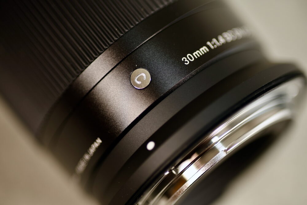 RFマウント初の社外レンズ。シグマ30mm F1.4 DC DNが、RFマウントAPS-Cの価値を上げる