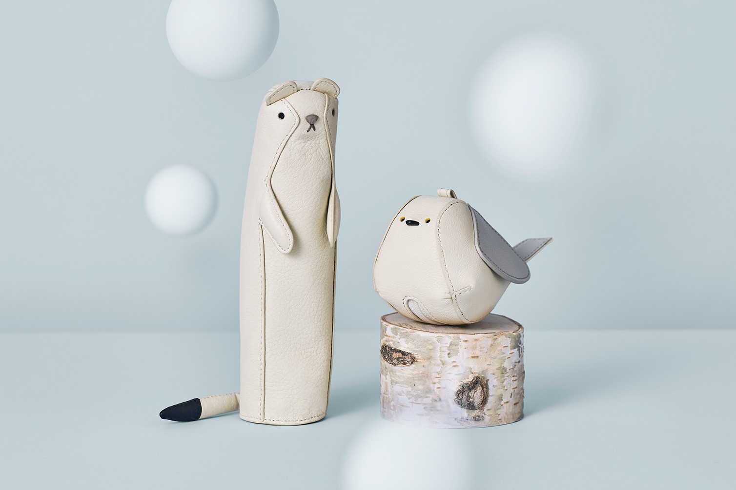 冬の人気者「シマエナガ」と「オコジョ」が革小物として登場！ | Dig