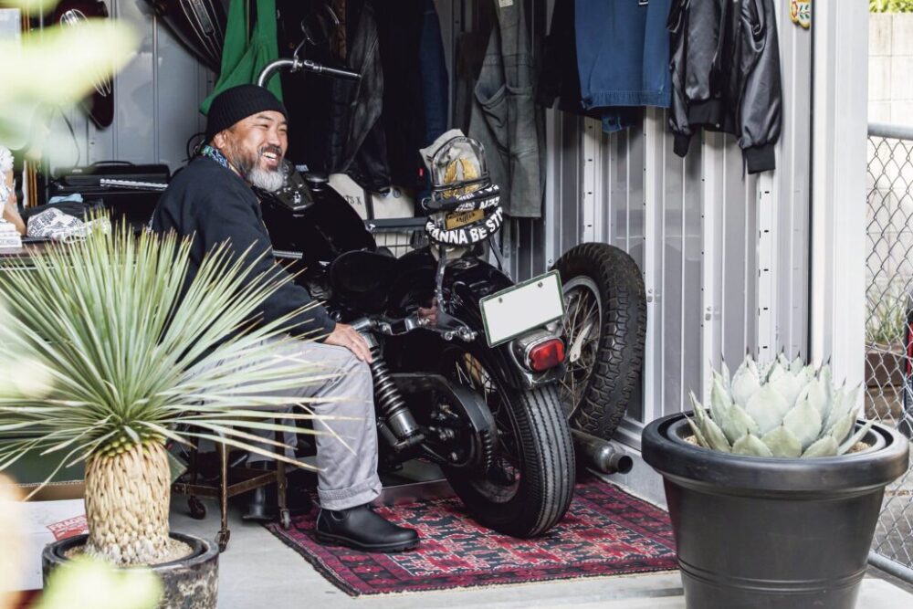 イナバ製のシンプルなガレージを強棘植物で味付けした、植物店「カルティベートストア」の店主の城