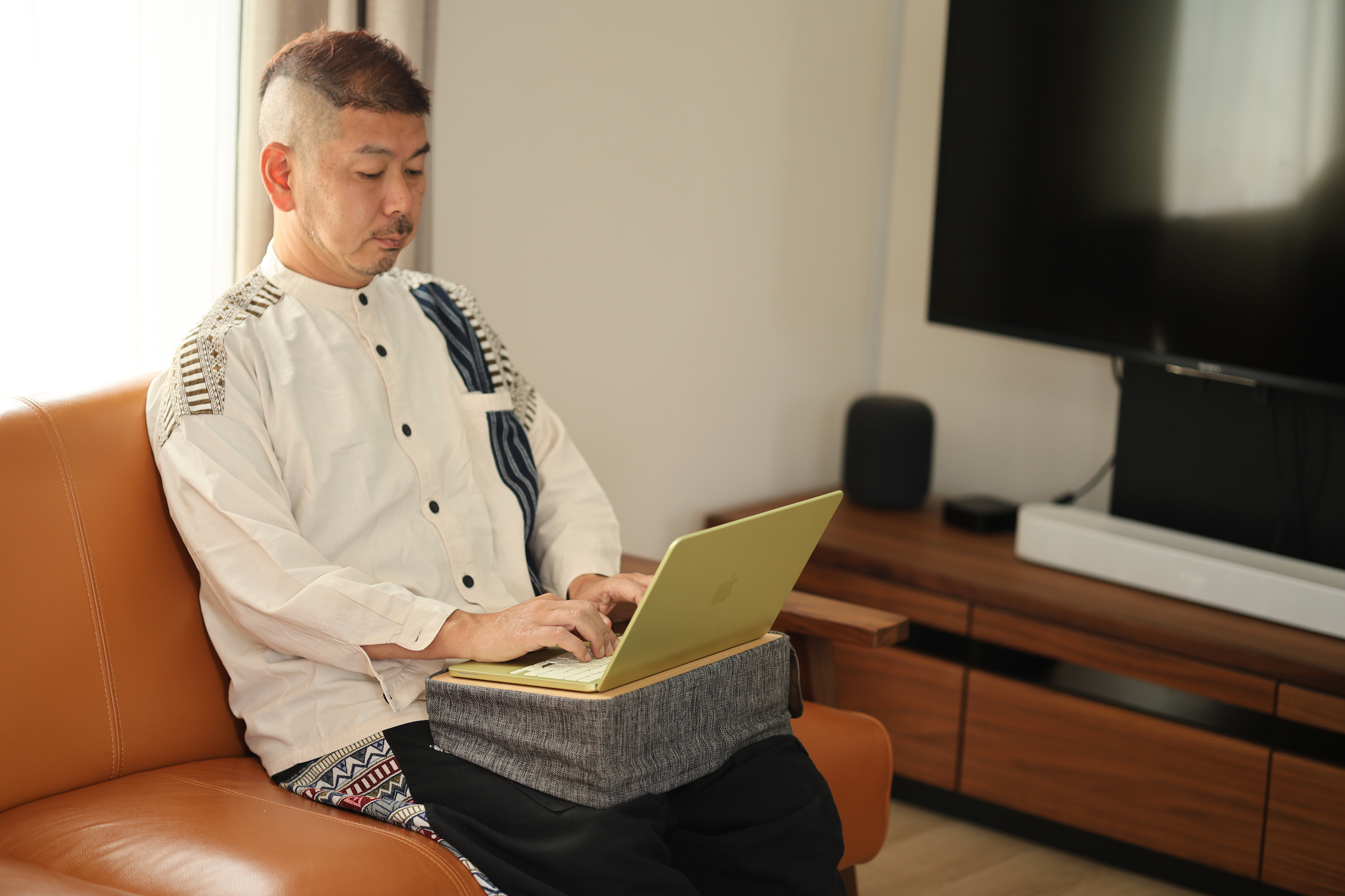 ソファー用バッグ型デスク、デスクエニウェア2を試した | Dig-it